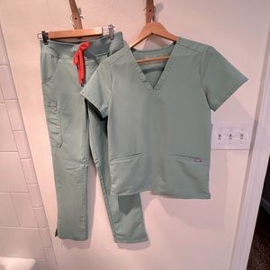Figs “Jade” XS Casma 3 pocket Top
